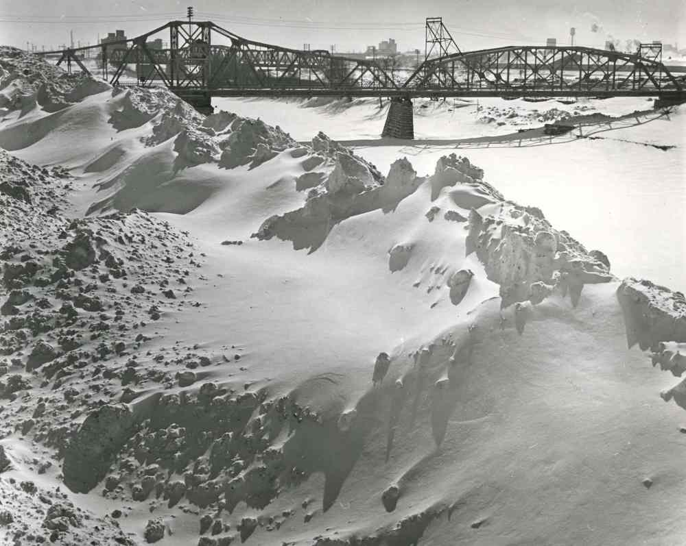 Snow piled high along the Red River. The picture was taken near the Louis Bridge, Higgins Avenue and Stadacona Street. (Winnipeg Free Press Archives)