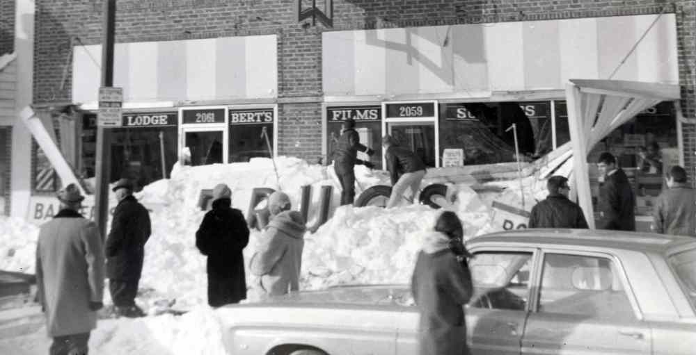 A store's sign collapsed under the weight of snow. (Winnipeg Free Press Archives)