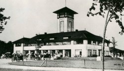 Manitoba Archives
The first pavilion at Assiniboine Park. It burned down in 1927.