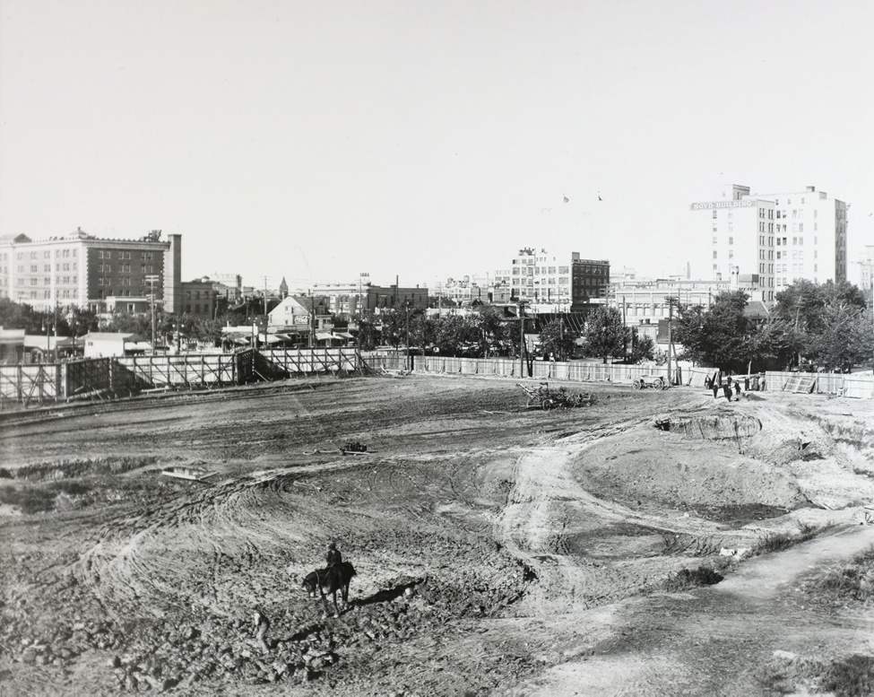 Hudson's Bay Company Archives, Archives of Manitoba
Visible behind the construction site are the Free Press and Boyd buildings.