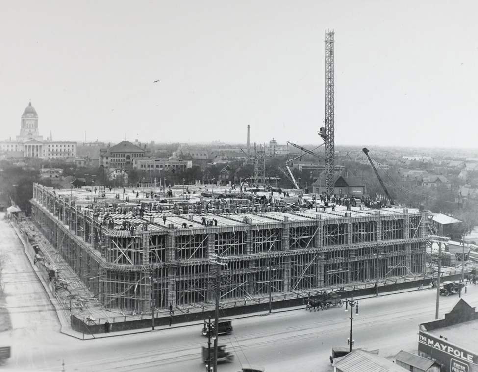 Hudson's Bay Company Archives, Archives of Manitoba
At the height of construction, about 1,000 workers were on the site each day.