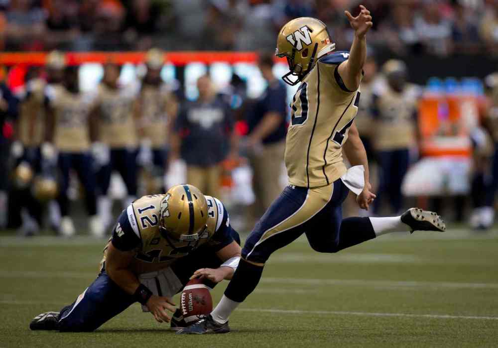 DARRYL DYCK / THE CANADIAN PRESS
Winnipeg Blue Bombers' Lirim Hajrullahu, right, kicks a field goal as quarterback Brian Brohm holds during the first half of Friday's game.
