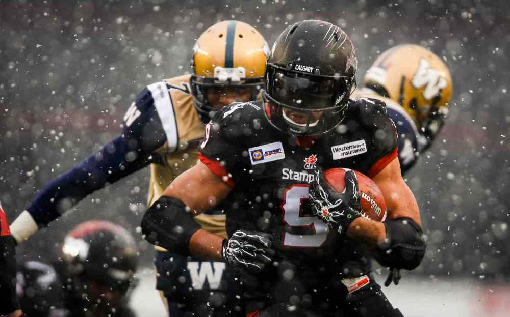 Jeff McIntosh / The Canadian Press
Winnipeg Blue Bombers' Demond Washington, left, chases Calgary Stampeders Jon Cornish during the first half of CFL football action in Calgary.