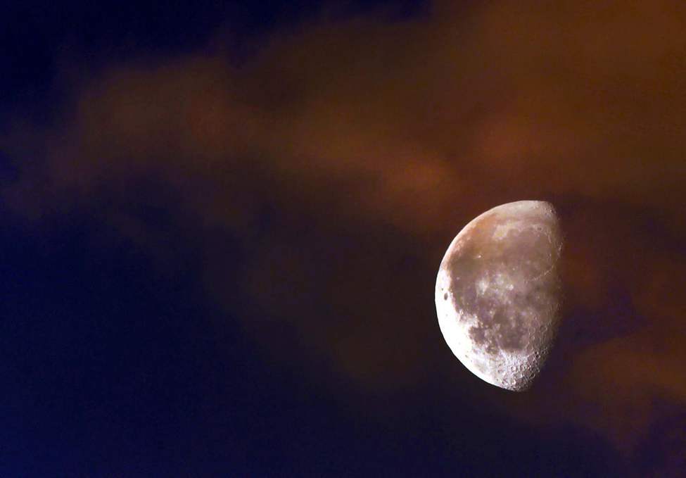 The moon illuminated by an early sunrise. January 03, 2013 (JOE BRYKSA / WINNIPEG FREE PRESS)