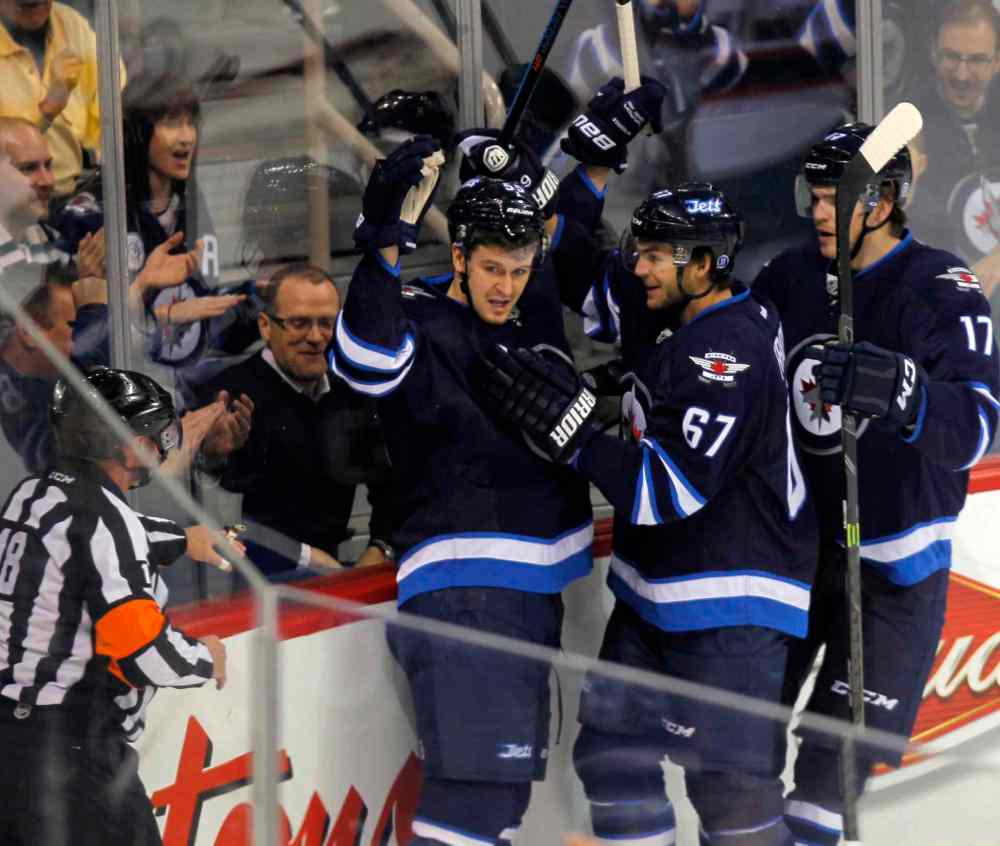 BORIS MINKEVICH / WINNIPEG FREE PRESS
Mark Scheifele celebrates with his teammates after scoring his second-period goal.