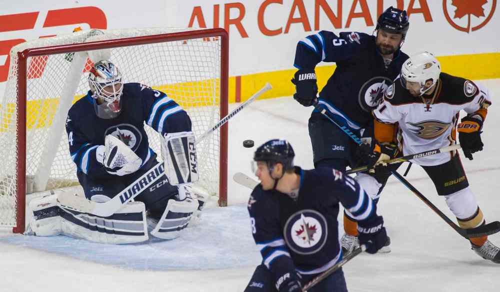DAVID LIPNOWSKI / WINNIPEG FREE PRESS
Winnipeg Jets goaltender Michael Hutchinson (#34) looks for the save against a first-period Anaheim Ducks shot.