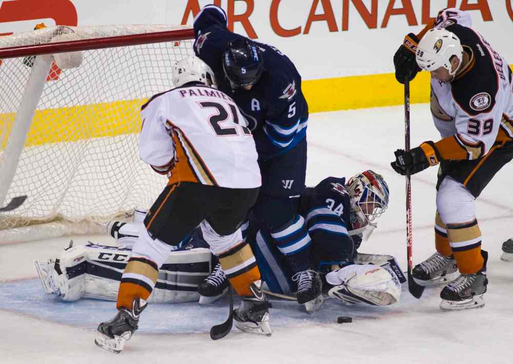 DAVID LIPNOWSKI / WINNIPEG FREE PRESS
Winnipeg Jets goaltender Michael Hutchinson (#34) makes the save.