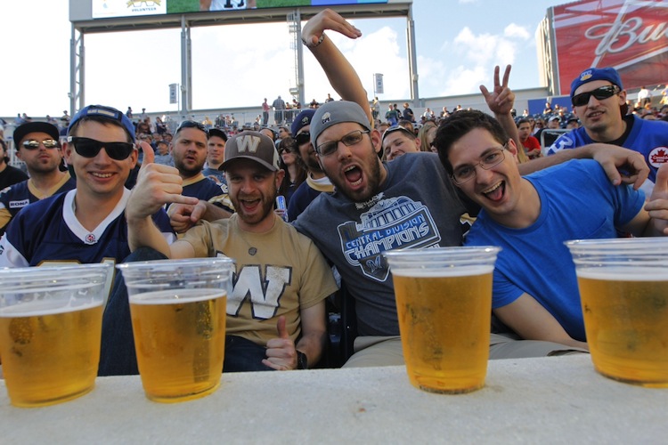 Boris Minkevich / Winnipeg Free Press
Winnipeg Blue Bomber fans enjoy the game and some cold beers Wednesday night at Investors Group Field.