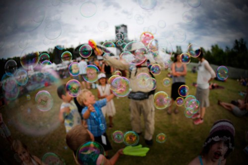 John Woods / Winnipeg Free Press
Bubbles and giggles fill the air at the Winnipeg Folk Fest Sunday, July 12.