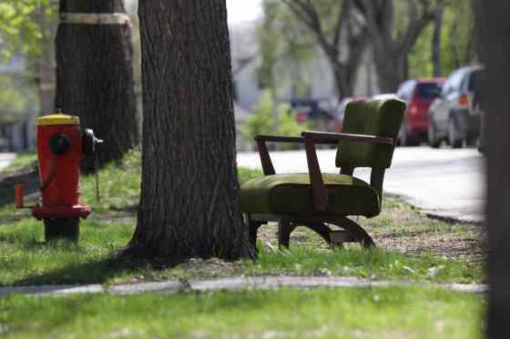 Ruth Bonneville / Winnipeg Free PressA green chair sits near a curb in Wolseley Saturday during the city's giveaway weekend event.