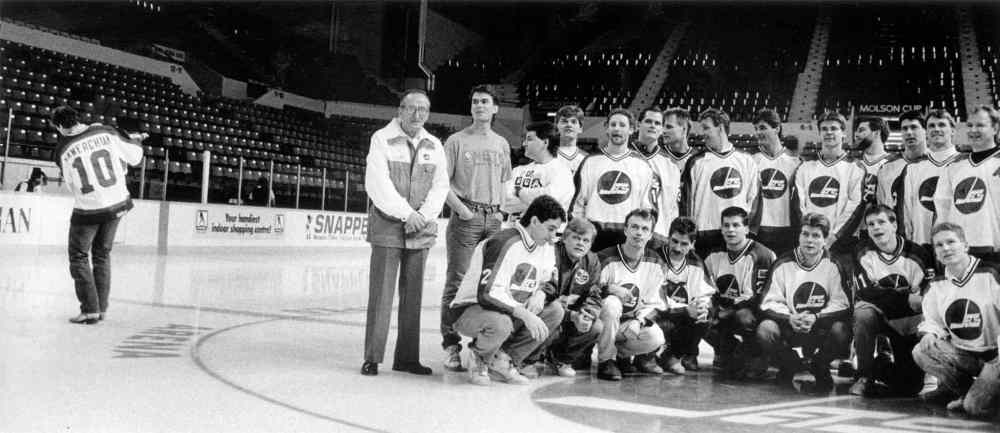 Hawerchuk skates away from team photo in April 1990. Hawerchuk asked to be traded that year. (Ken Giglioitti / Winnipeg Free Press files)