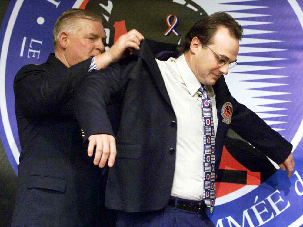 FRANK GUNN / CANADIAN PRESS FILES
Hockey Hall of Fame chairman Bill Hay (left) helps inductee Dale Hawerchuk into his jacket at a ceremony in Toronto in November 2001. (Frank Gunn / The Canadian Press files)