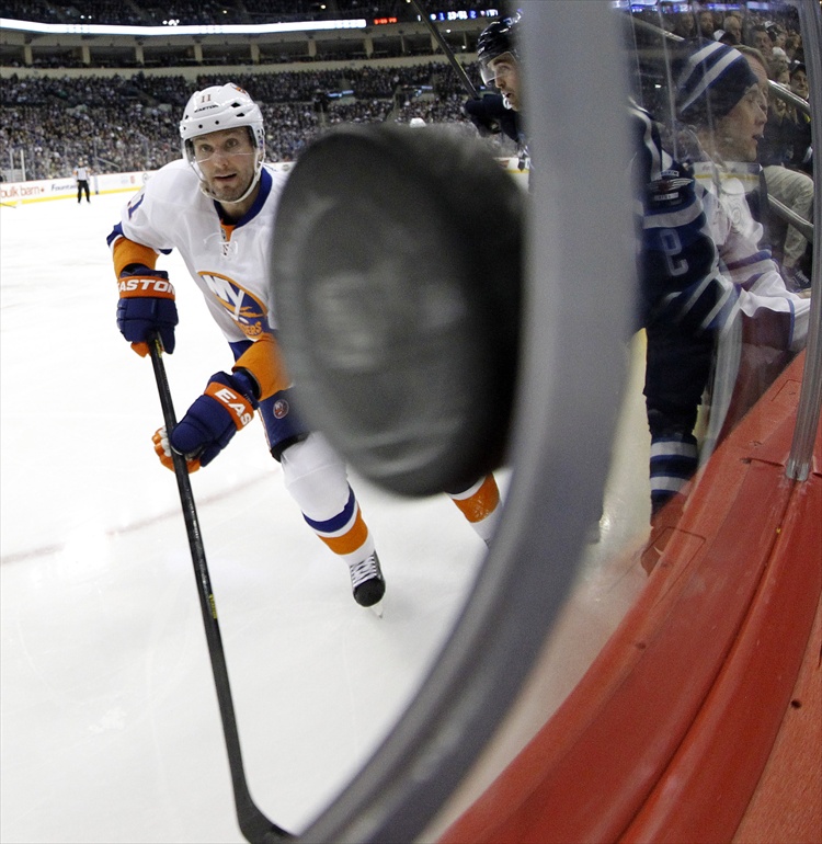 Trevor Hagan / Winnipeg Free Press
New York Islanders' Lubomir Visnovsky looks on as the puck nearly pokes through the photographers hole at the MTS Centre during the second period.