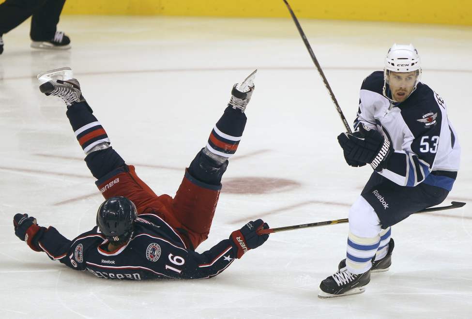 Winnipeg Jets' Brett Festerling, right, ties it up with Columbus Blue Jackets' Derek Brassard during first period NHL preseason hockey in Winnipeg Tuesday. (JOE BRYKSA / WINNIPEG FREE PRESS)