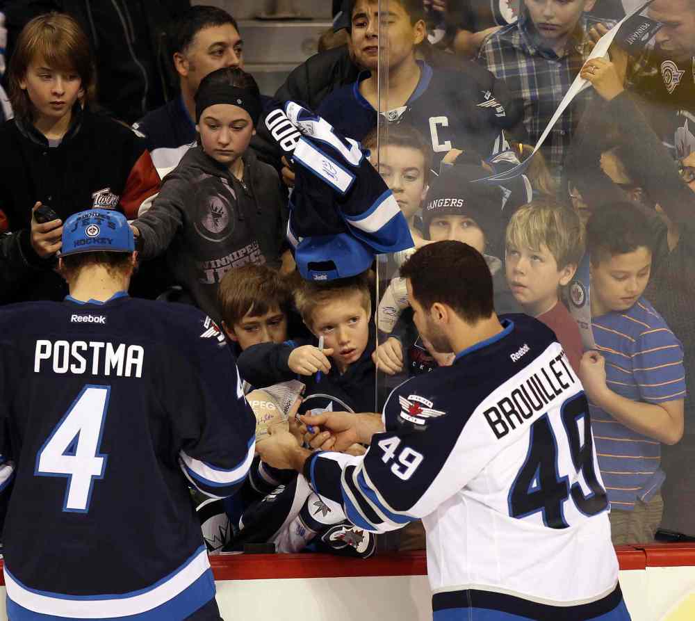 Phil Hossack / Winnipeg Free Press
A young fan proffers a pen, hoping for an autograph during Wednesday night's skills competition.