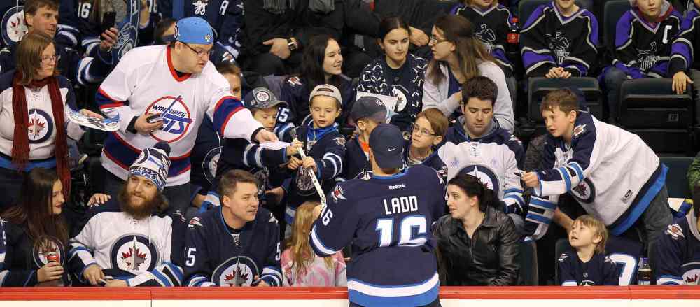 Phil Hossack / Winnipeg Free Press
Fans scramble for an autograph from Winnipeg Jets captain Andrew Ladd at the annual Winnipeg Jets Skills Competition.
