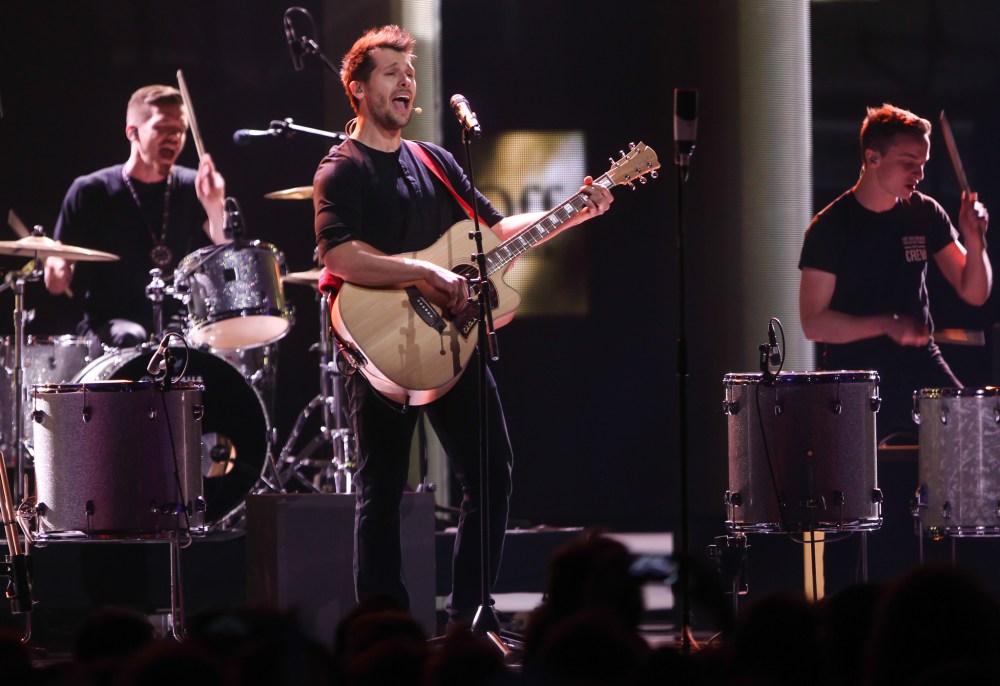 Joe Bryksa/ Winnipeg Free Press
Walk Off The Earth performs at 2014 Juno Awards
(Joe Bryksa/ Winnipeg Free Press)