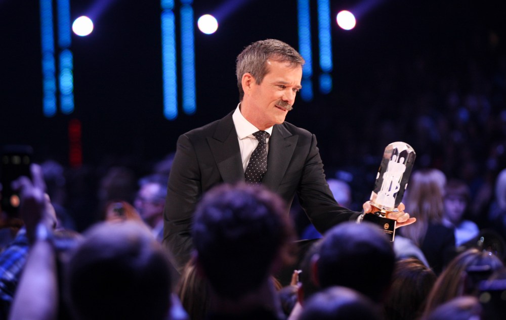 Joe Bryksa / Winnipeg Free Press
Commander Chris Hadfield presents BTO with their Canadian Music Hall of Fame induction trophy.