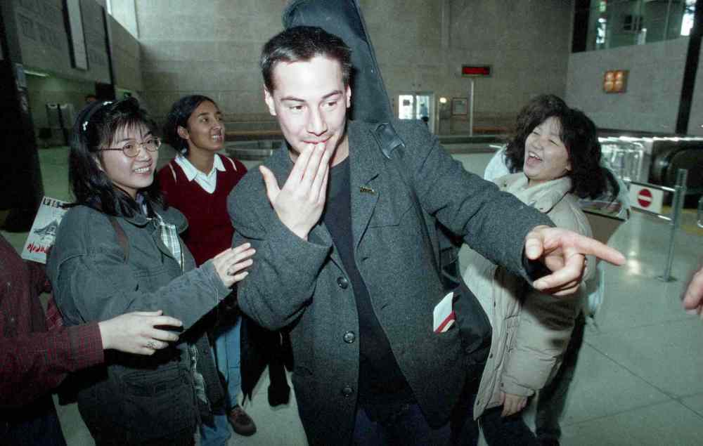 COLIN CORNEAU / WINNIPEG FREE PRESS Files
Keanu Reeves arrives in Winnipeg in December 1994 and signs autographs while waiting for his luggage at the airport.