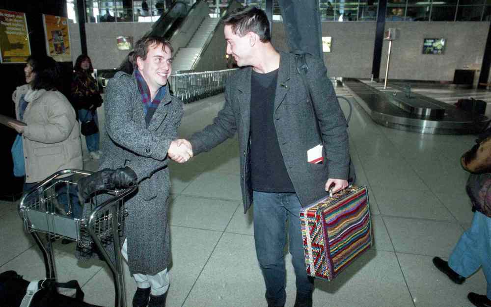 MARC GALLANT / WINNIPEG FREE PRESS
Keanu Reeves leaves Winnipeg in February 1995 and signs autographs while before going through security at the airport. He was in Winnipeg starring in the MTC production of Hamlet.