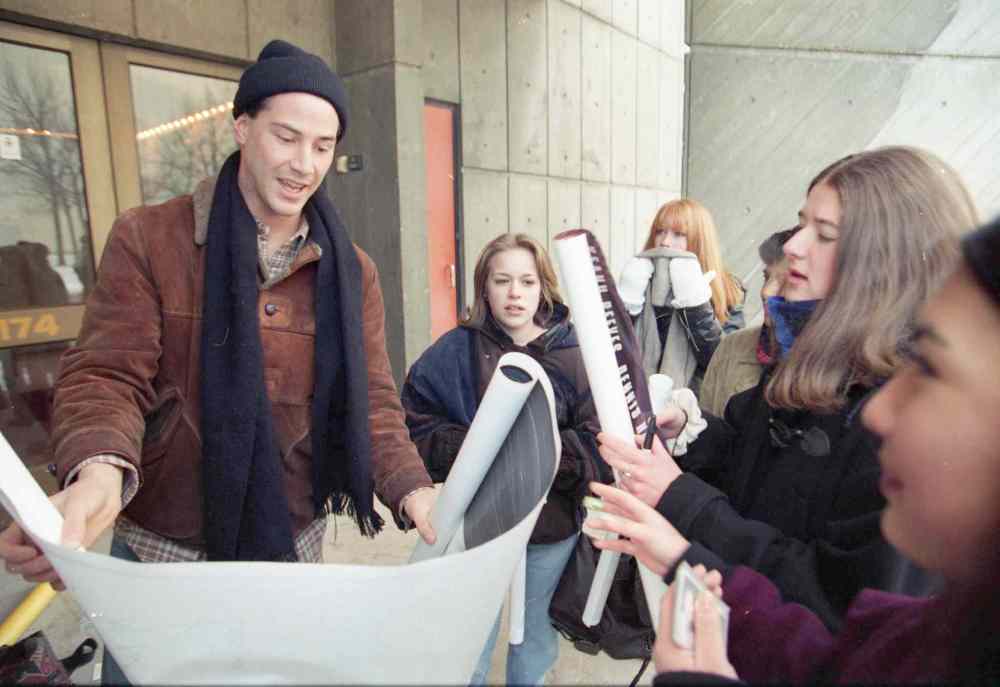 MARC GALLANT / WINNIPEG FREE PRESS Files
Keanu Reeves signs autographs outside MTC in December 1994.