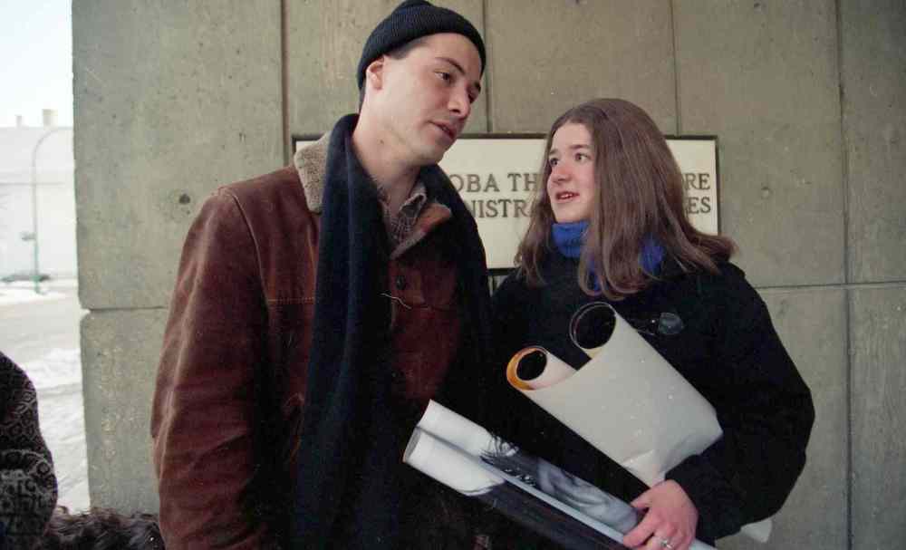 MARC GALLANT / WINNIPEG FREE PRESS Files
Keanu Reeves signs autographs outside the MTC in December 1994.