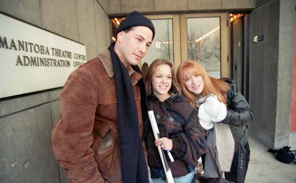 MARC GALLANT / WINNIPEG FREE PRESS Files
Keanu Reeves signs autographs outside the MTC in December 1994.