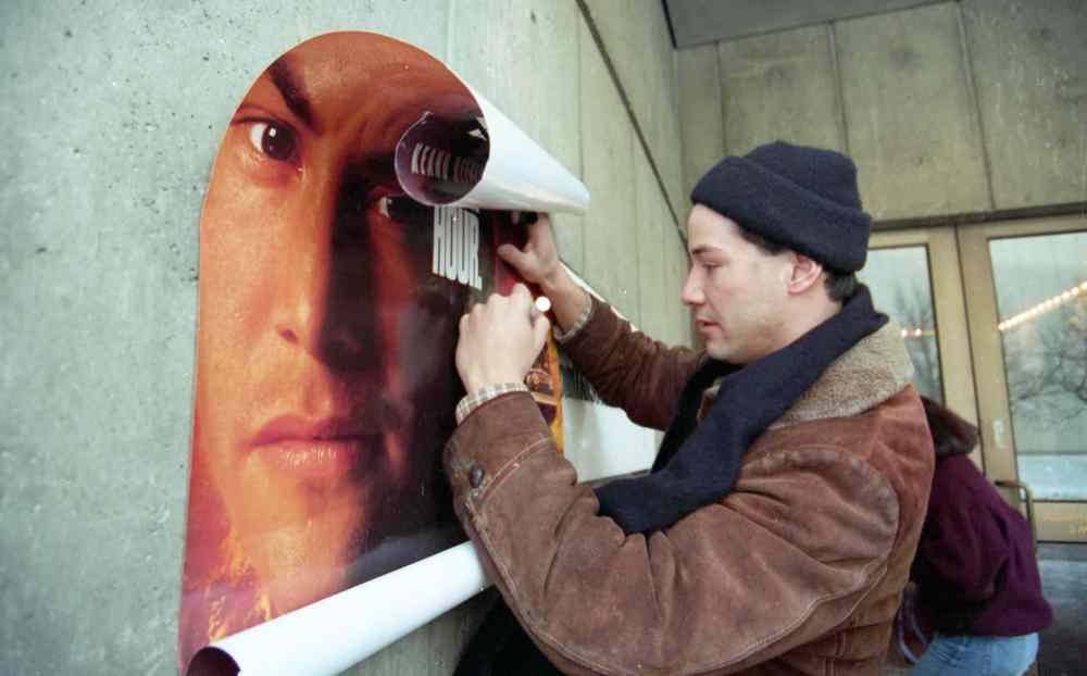 MARC GALLANT / WINNIPEG FREE PRESS Files
Keanu Reeves signs autographs outside the MTC in December 1994.
