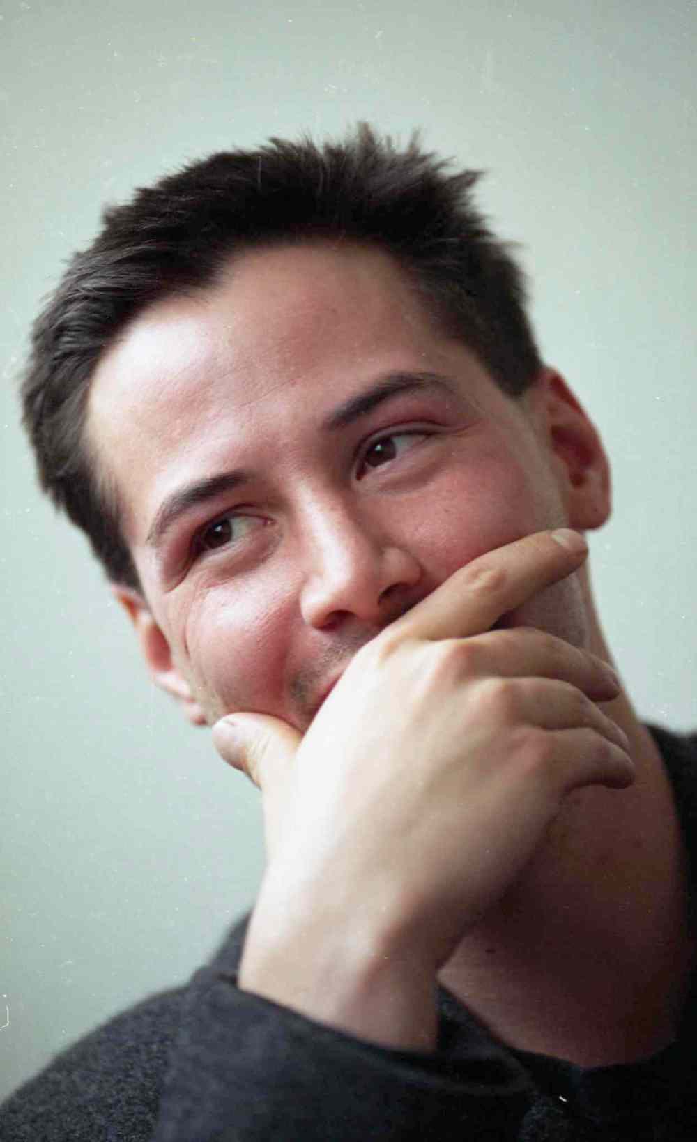 JOE BRYKSA / WINNIPEG FREE PRESS Files
Keanu Reeves signs autographs outside the MTC in December 1994.