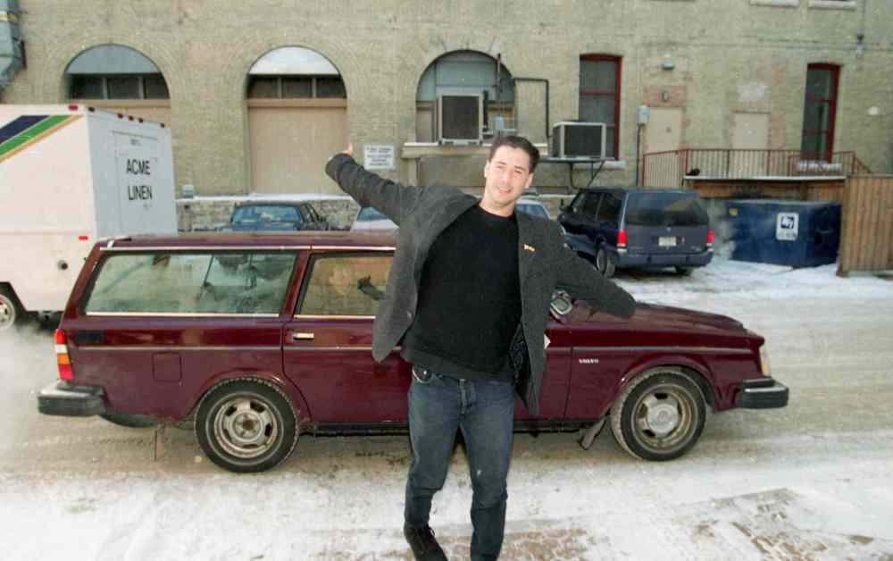 JOE BRYKSA / WINNIPEG FREE PRESS Files
Keanu Reeves signs autographs outside the MTC in December 1994.