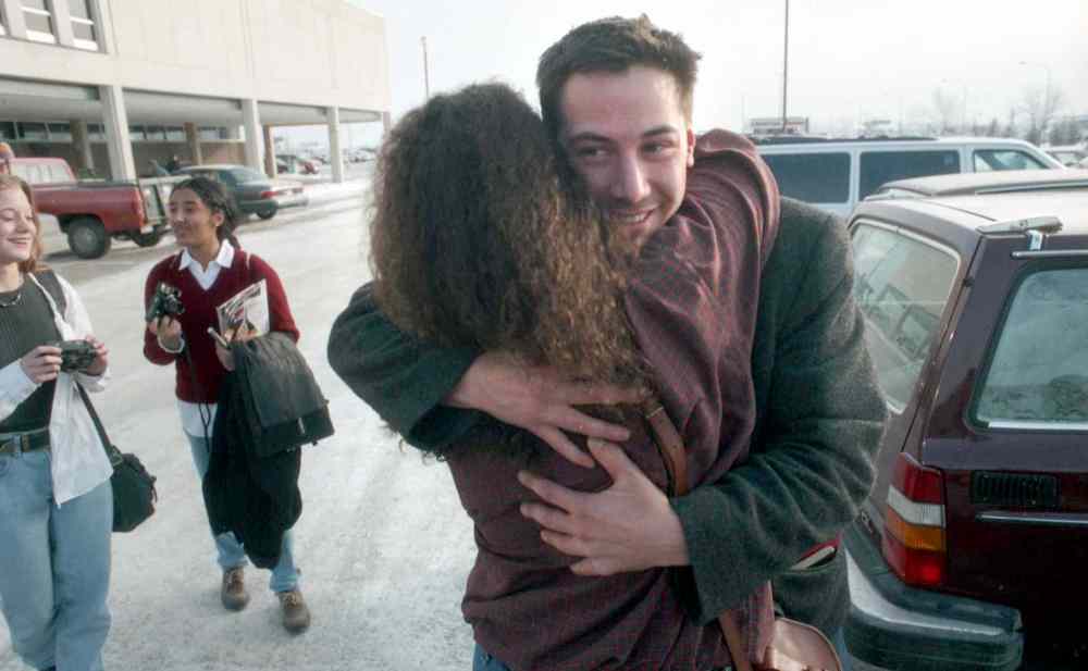 COLIN CORNEAU / WINNIPEG FREE PRESS Files
Keanu Reeves arrives in Winnipeg and signs autographs while waiting for his luggage at the airport in December 1994.