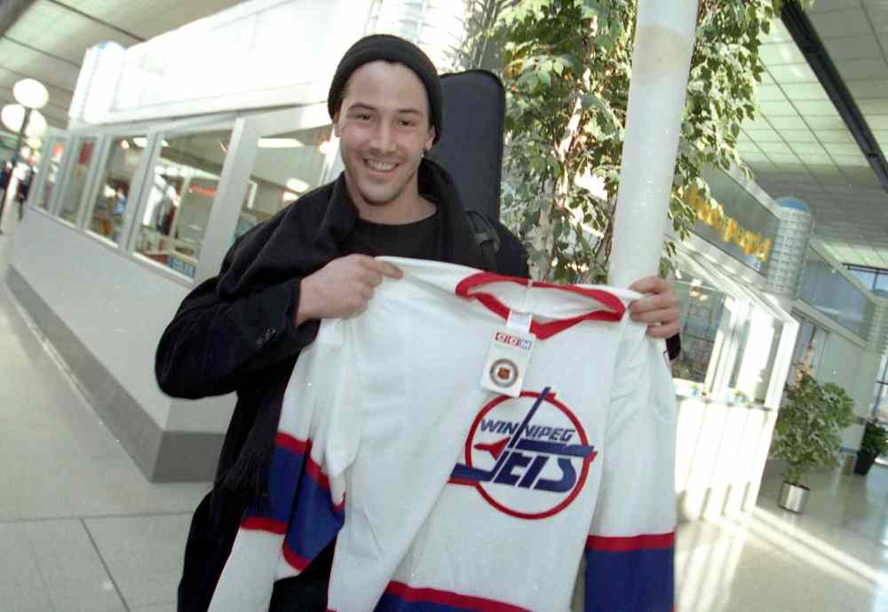 MARC GALLANT / WINNIPEG FREE PRESS Files
Keanu Reeves leaves Winnipeg and signs autographs before going through security at the airport in February, 1995.