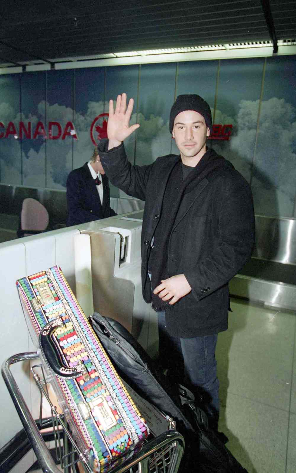 MARC GALLANT / WINNIPEG FREE PRESS Files
Keanu Reeves leaves Winnipeg and signs autographs while before going through security at the airport in February, 1995 .