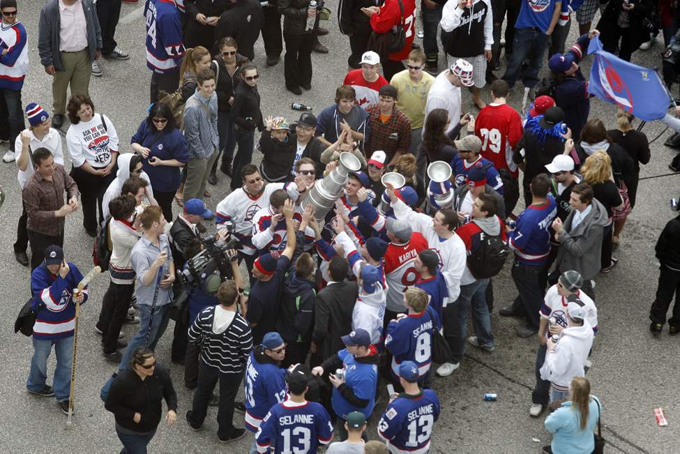 NHL comes back to Winnipeg - Fans gather at Portage and Main
(KEN GIGLIOTTI / WINNIPEG FREE PRESS)