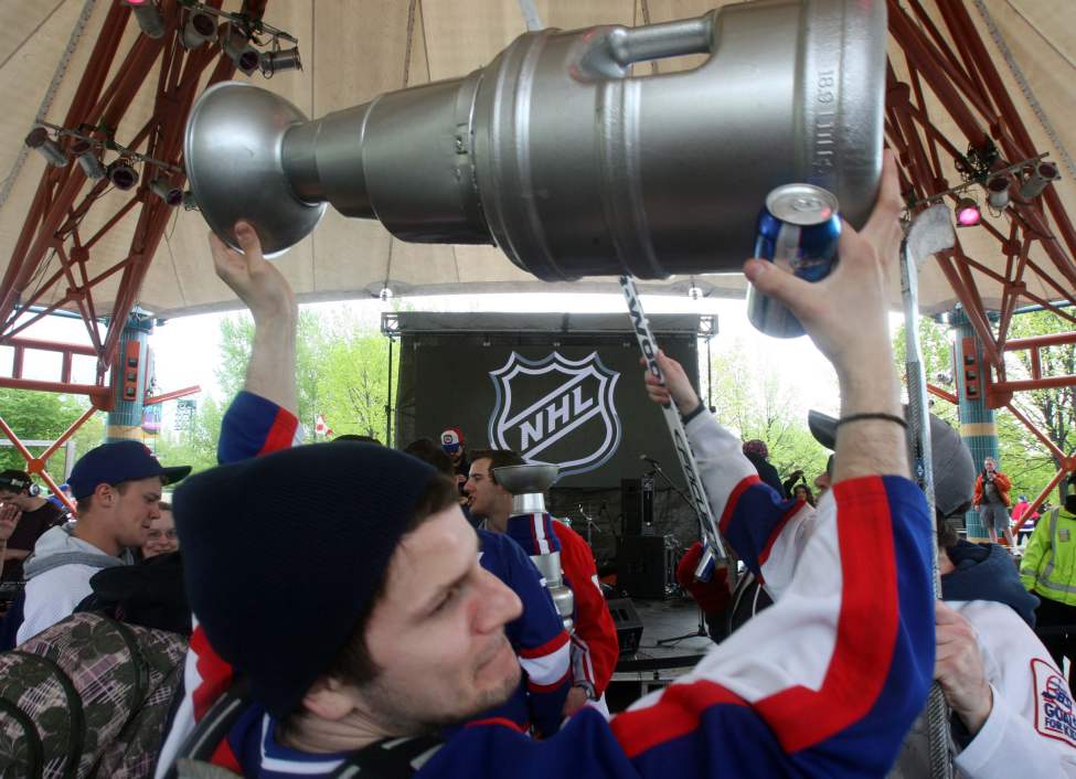 Fans, including Steve Kaltchev ( with cup), go nuts at the Forks the NHL announcement.
(JOE BRYKSA/WINNIPEG FREE PRESS)