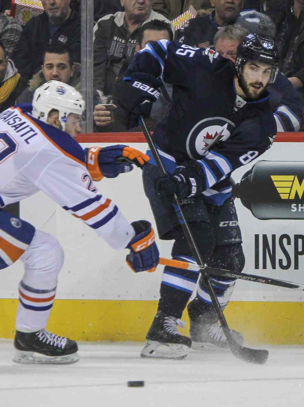 MIKE DEAL / WINNIPEG FREE PRESS
Winnipeg Jets' Mathieu Perreault (85) passes the puck against the Edmonton Oilers' Leon Draisaitl (29).