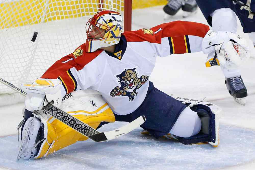 John Woods / Winnipeg Free Press
Florida Panthers goaltender Roberto Luongo (1) watches as Winnipeg Jets' Mathieu Perreault's (85) shot beats him during first period.