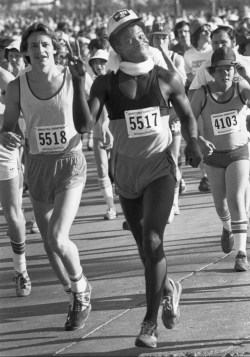 Ken Gigliotti/Winnipeg Free Press 
Runners can still smile at the start of the race.
