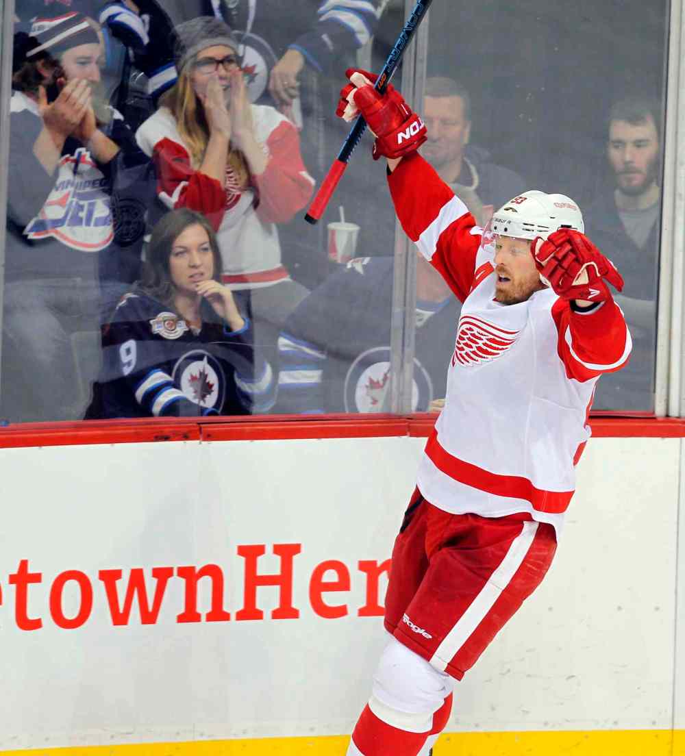 BORIS MINKEVICH / WINNIPEG FREE PRESS
The Detroit Red Wings' Johan Franzen scores a second-period goal.