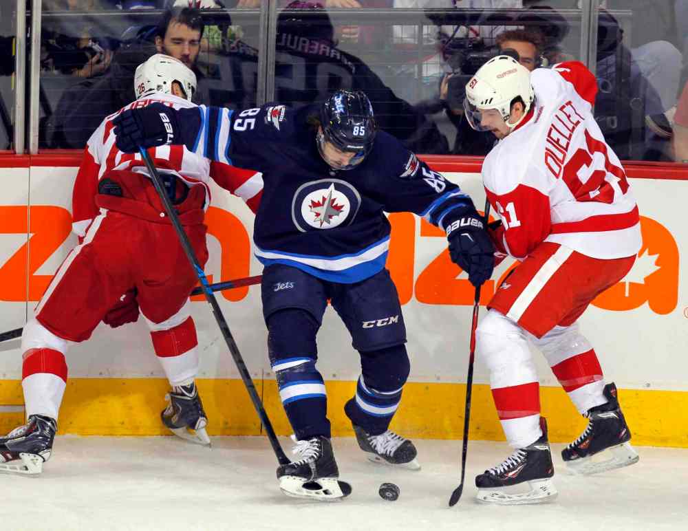 BORIS MINKEVICH / WINNIPEG FREE PRESS
The Jets' Mathieu Perreault breaks away from some Red Wings players.