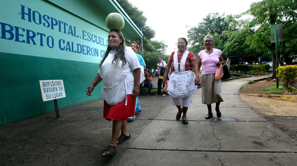 Family (some bearing gifts) arrive at Managua's Hospital Escuelda.