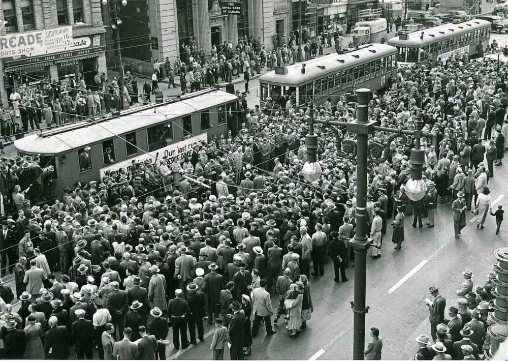 WINNIPEG FREE PRESS FILES
Hundreds of people jammed the streets near Portage and Main and crowded round the old street cars to witness the final brief ceremony marking the official end of streetcars in Winnipeg on Sept. 20, 1955.