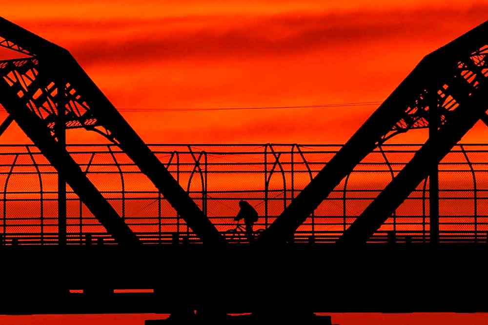 A cyclist crosses the Arlington Street Bridge in 2013.
(John Woods / Winnipeg Free Press files)