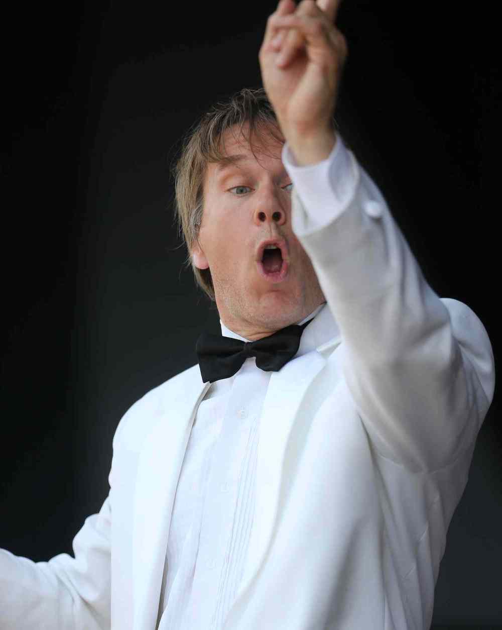 Trevor Hagan / Winnipeg Free Press
Alexander Mickelthwate, conductor of the WSO, directs the symphony as it performs in Assiniboine Park Sunday.