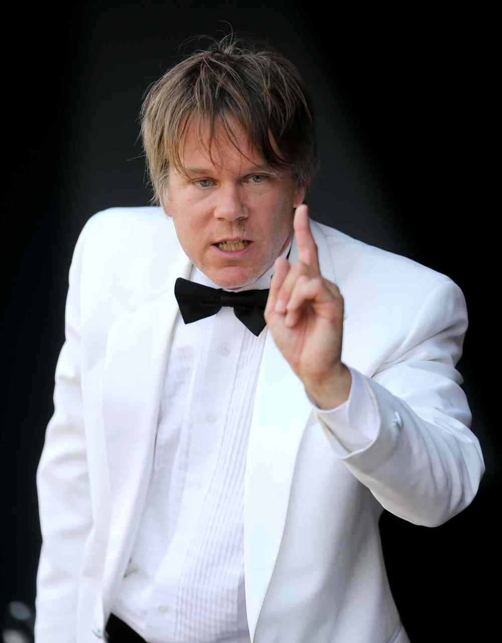 Trevor Hagan / Winnipeg Free Press
Alexander Mickelthwate, conductor of the WSO, directs the symphony as it performs in Assiniboine Park Sunday.