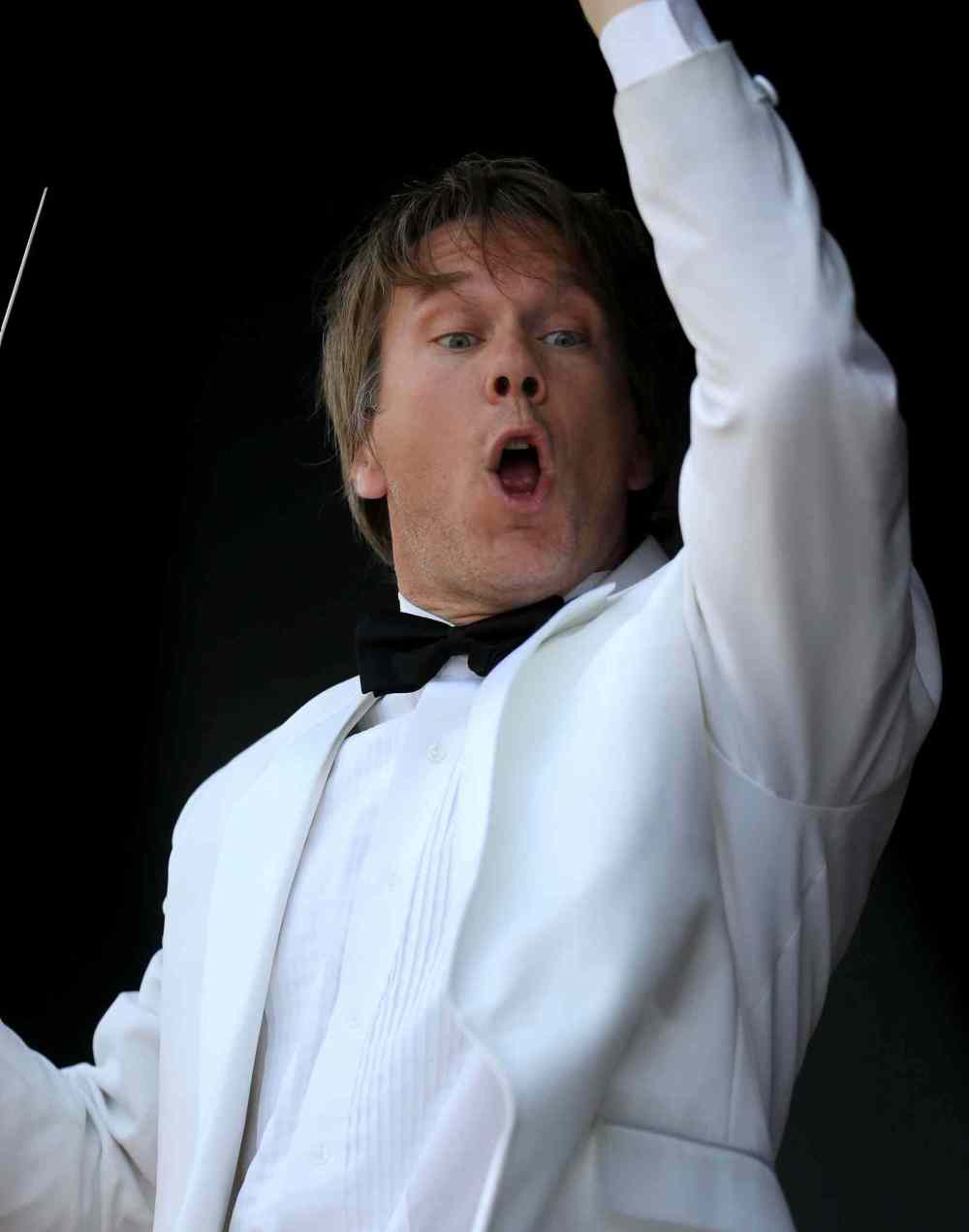 Trevor Hagan / Winnipeg Free Press
Alexander Mickelthwate, conductor of the WSO, directs the symphony as it performs in Assiniboine Park Sunday.