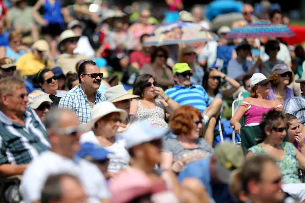 Trevor Hagan / Winnipeg Free Press
Crowds watch the WSO perform in Assiniboine Park Sunday.