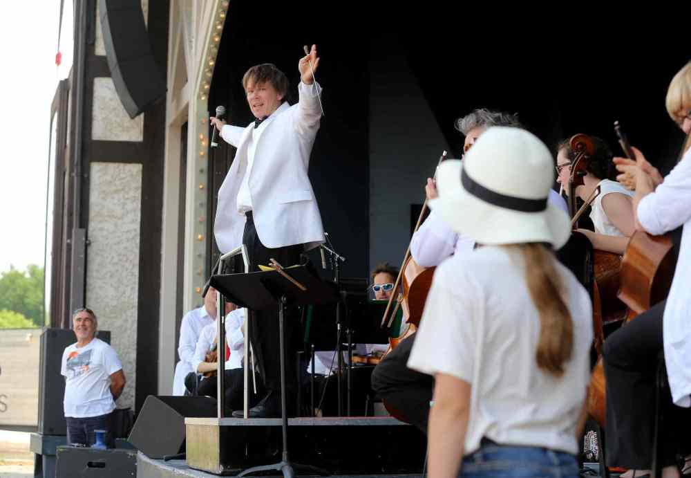 Trevor Hagan / Winnipeg Free Press
The WSO performs in Assiniboine Park Sunday.