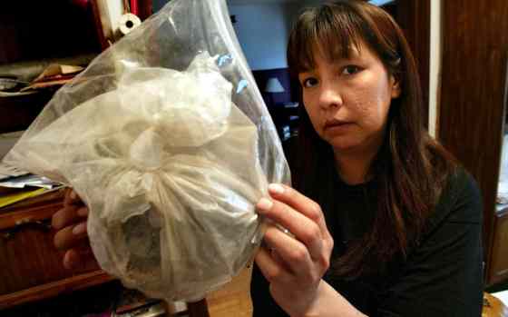 PHIL HOSSACK / WINNIPEG FREE PRESS FilesRaven Thundersky holds a bag of zonolite in this 2004 file photo.