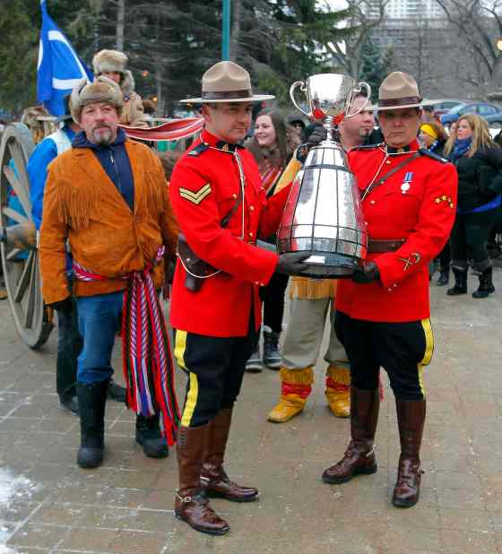 BORIS MINKEVICH / WINNIPEG FREE PRESSThe CFL Grey Cup arrives at the Manitoba Legislature by Red River Cart.
